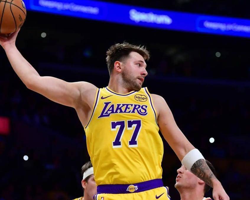 包含新疆队险胜太阳，东契奇刷新纪录的词条