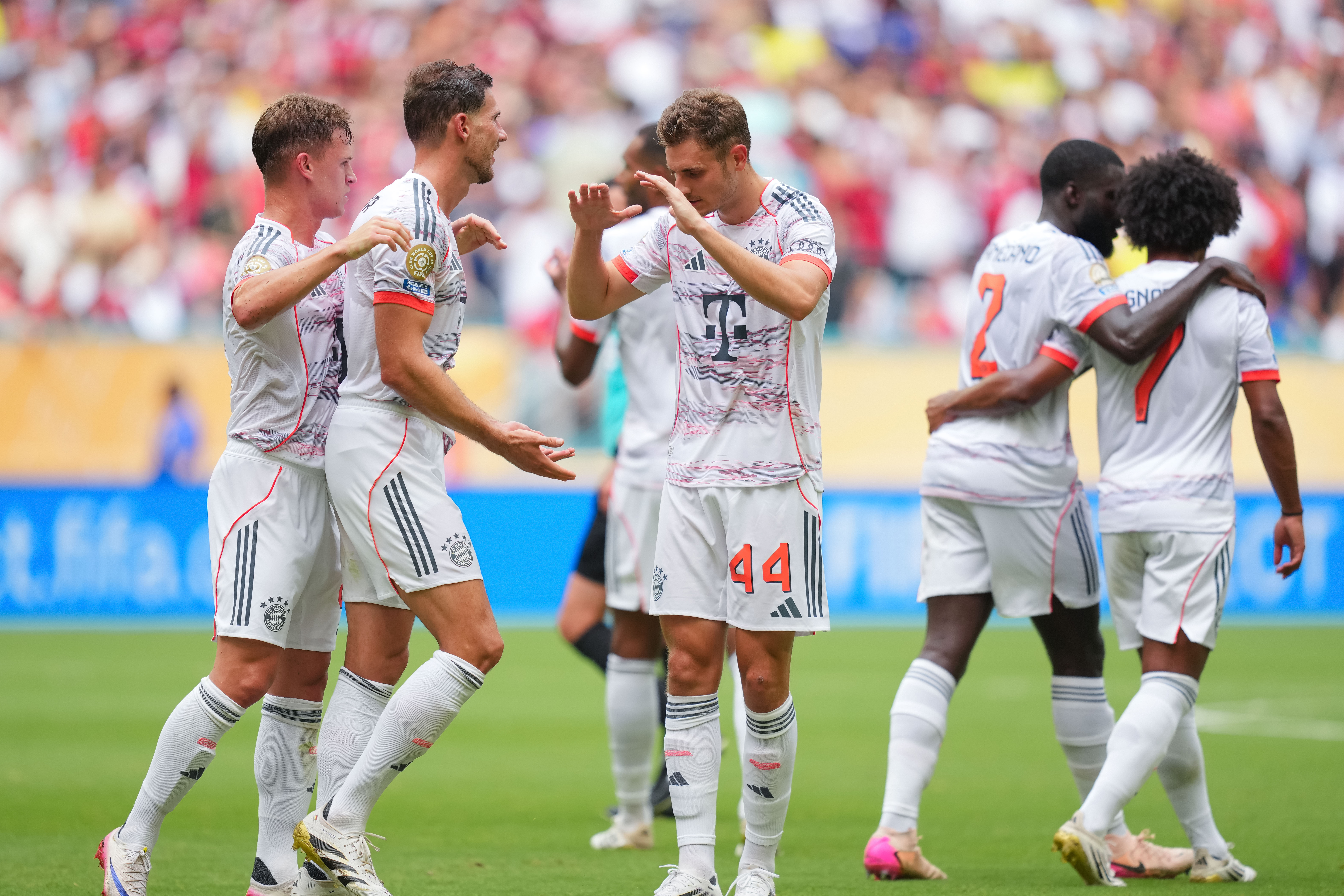 拜仁慕尼黑豪取八连胜，霸气冲冠